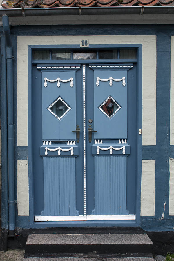 Photo 00421: Panelled, carved double door in blue and white colours