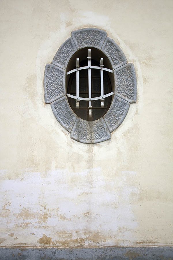 Photo 02481: Metal, latticed, oval-formed, light grey window