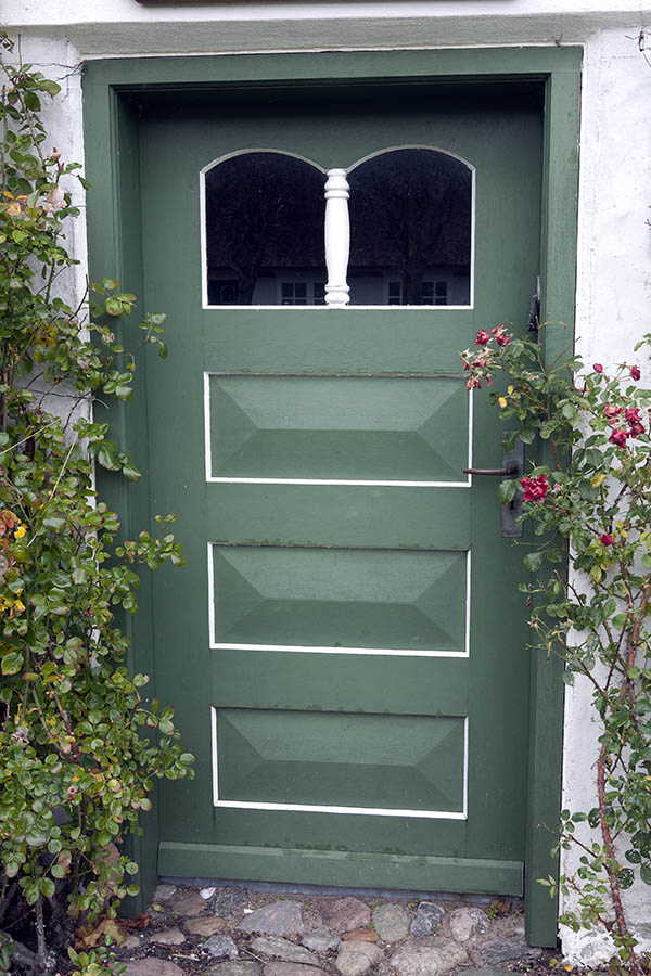 Photo 09799: Panelled, green and white door with S�nderho door light