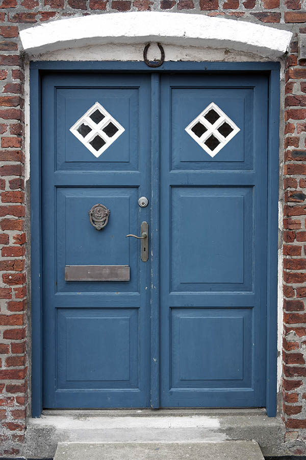 Photo 09940: Panelled, blue and white double door with diamond-shaped door lights