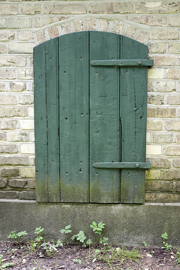 Photo 11147: Worn, formed, green board trapdoor
