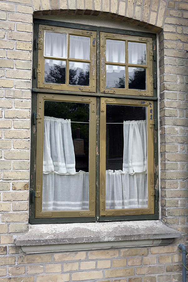 Photo 11153: Brown and dark green window in Dannebrog style