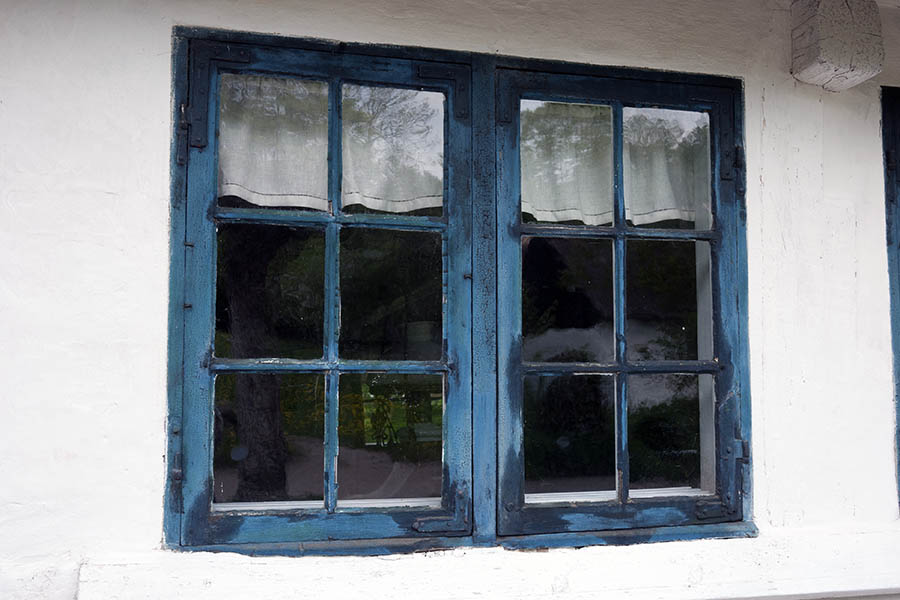 Photo 11309: Blue window with two frames and 12 panes, under repair