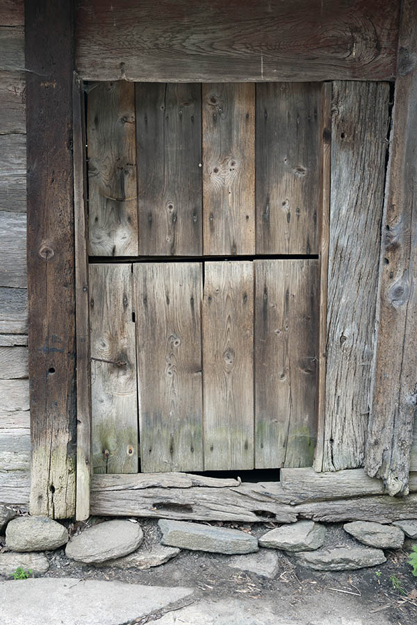 Photo 11331: Unpainted board half-door