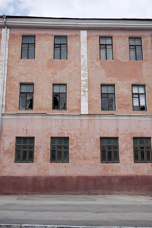 Photo 14123: Pink facade with 12 brown windows