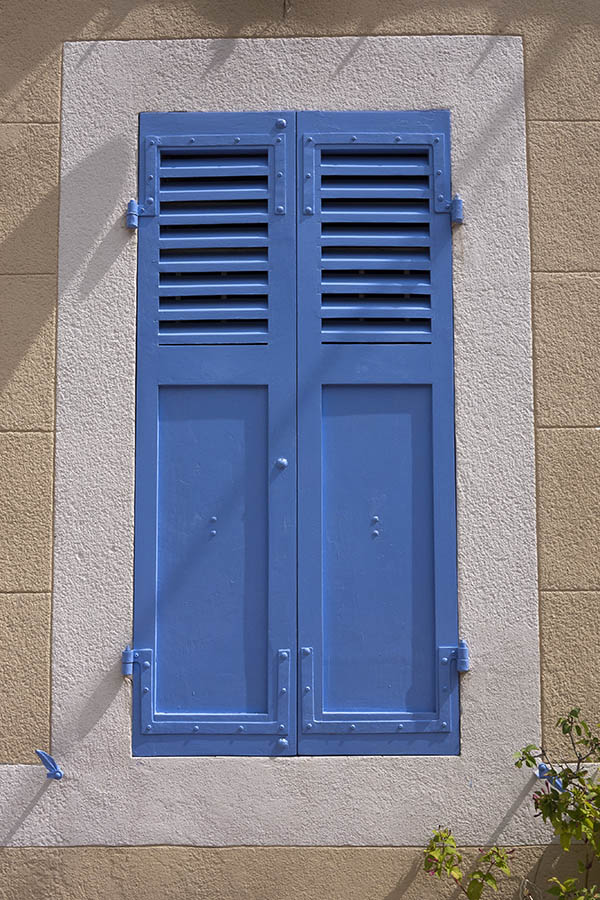 Photo 15324: Blue shutters