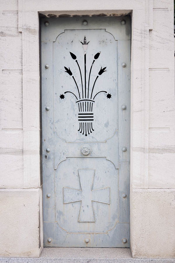 Photo 15586: White metal plate door