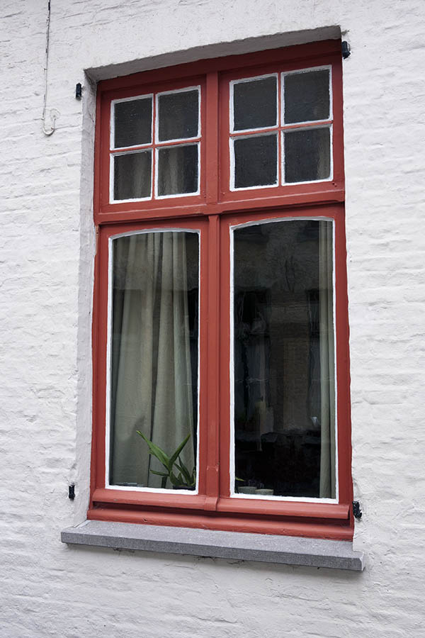 Photo 15700: Formed, red and white window with four frames and 10 panes
