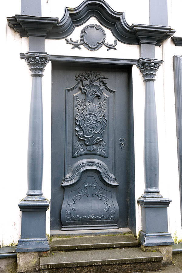 Photo 16617: Carved, grey door in baroque style