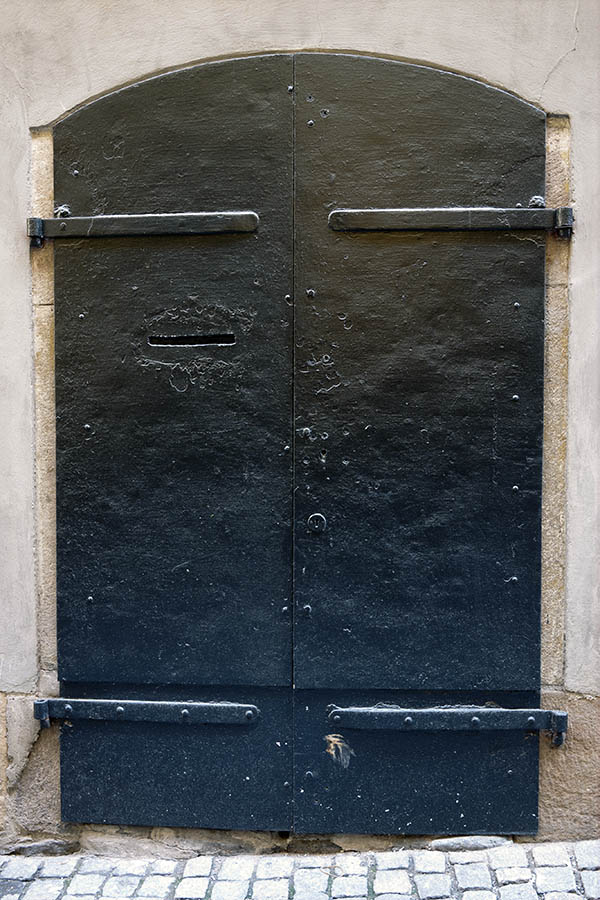 Photo 17667: Formed, black metal double door