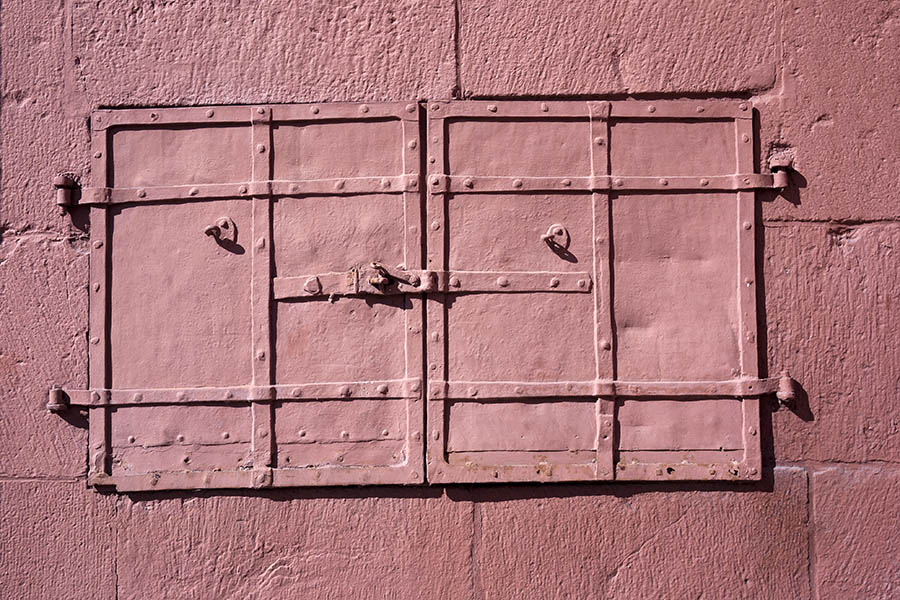 Photo 17928: Pink metal trapdoor