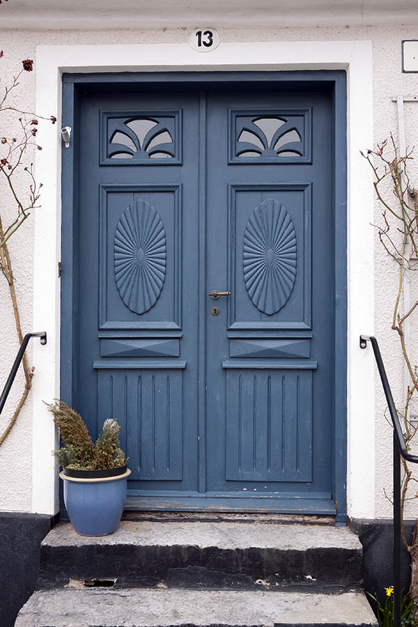 Photo 18284: Panelled, blue Simrishamn double door with formed door lights
