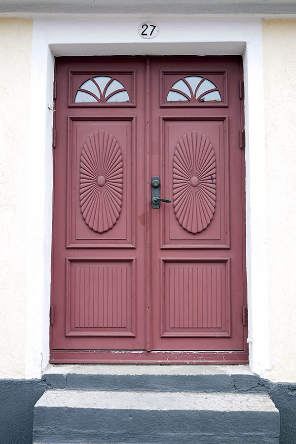 Photo 18451: Panelled, purple Simrishamn double door with formed door lights 