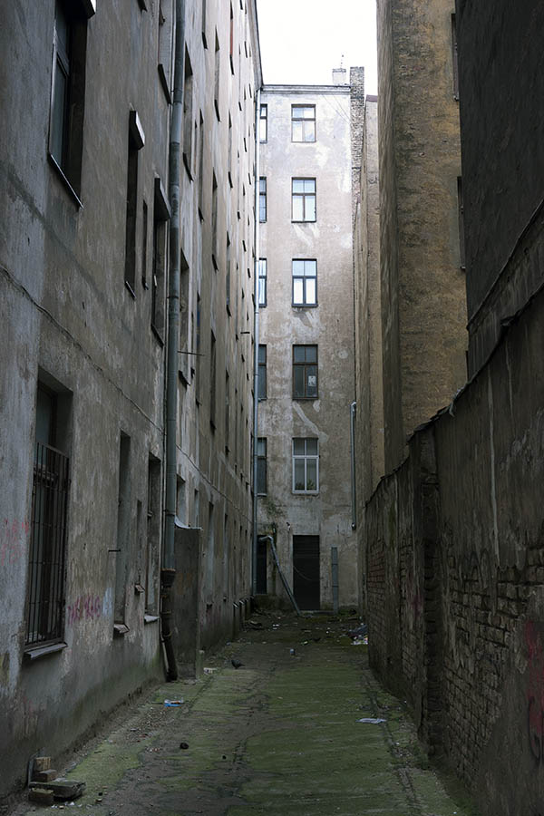 Photo 19068: Facade of a narrow yard with 60 windows in a brown wall