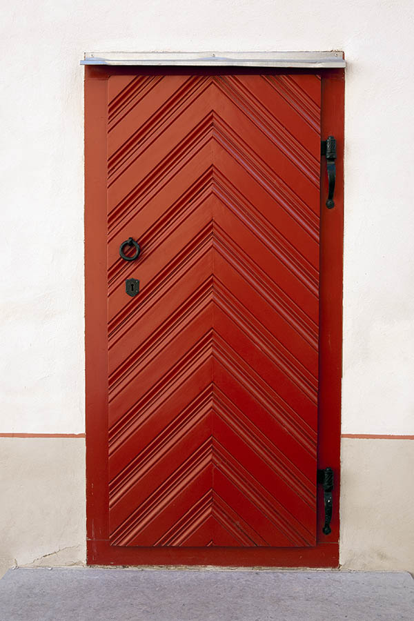 Photo 19962: Red door of diagonally mounted boards