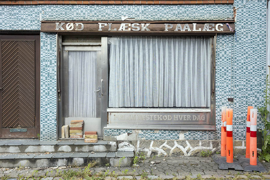 Photo 25234: Facade with grey, stainless steel metal window and door