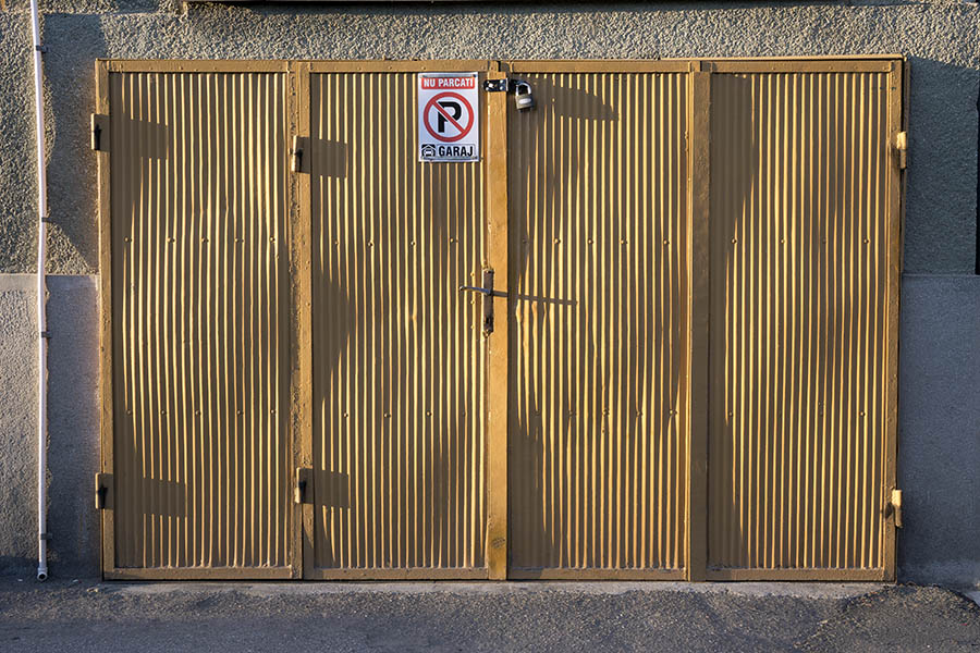 Photo 25640: Yellow metal garage door