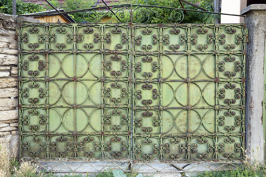 Photo 25950: Light green metal plate gate with decoration