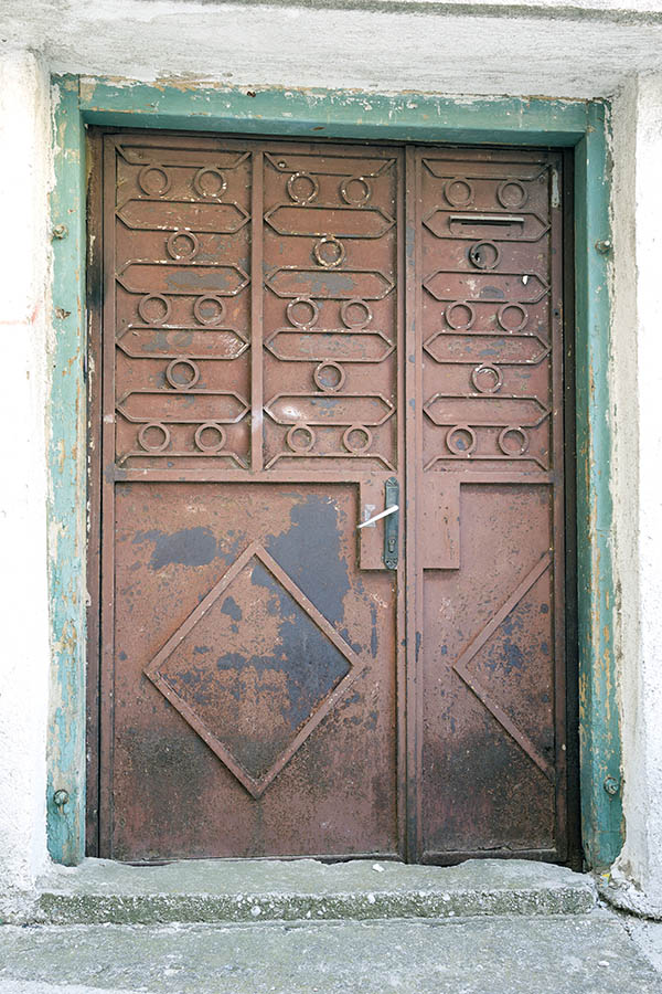 Photo 26223: Brown metal plate door with sidepiece and decorations