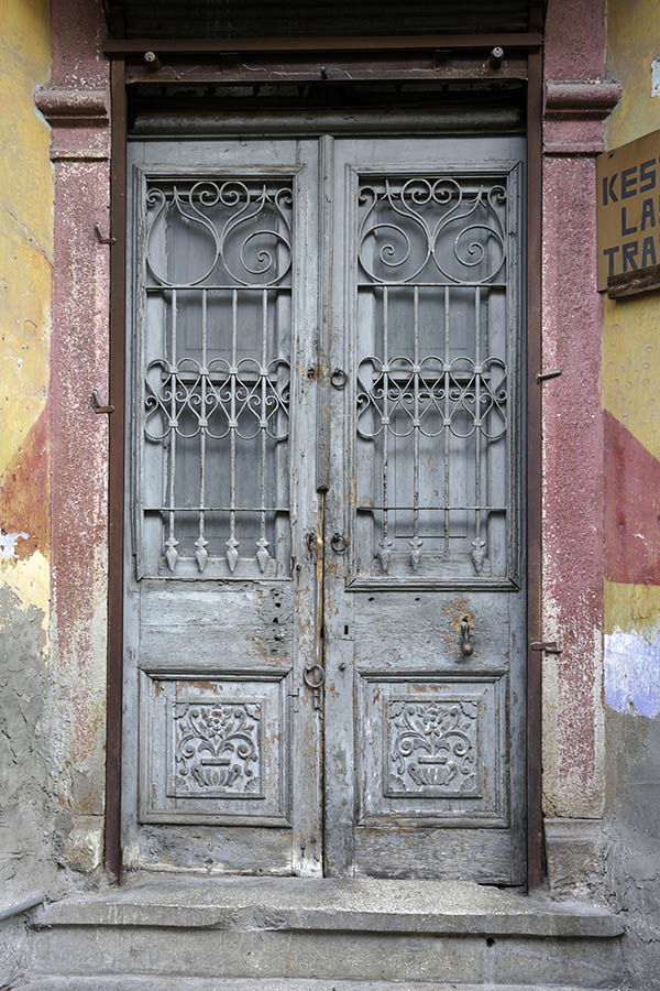 Photo 26450: Worn, light grey double door with lattice