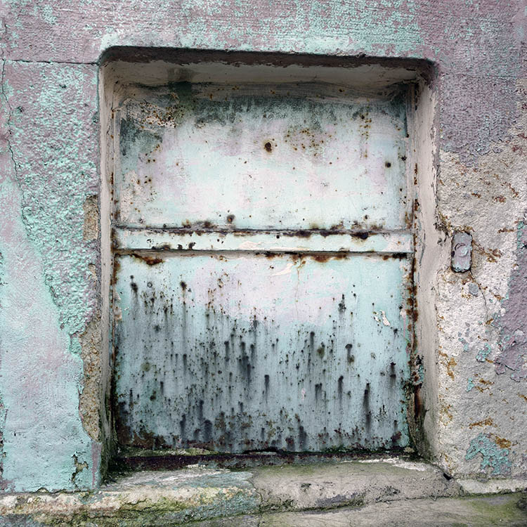 Photo 26495: Rusty, white metal door