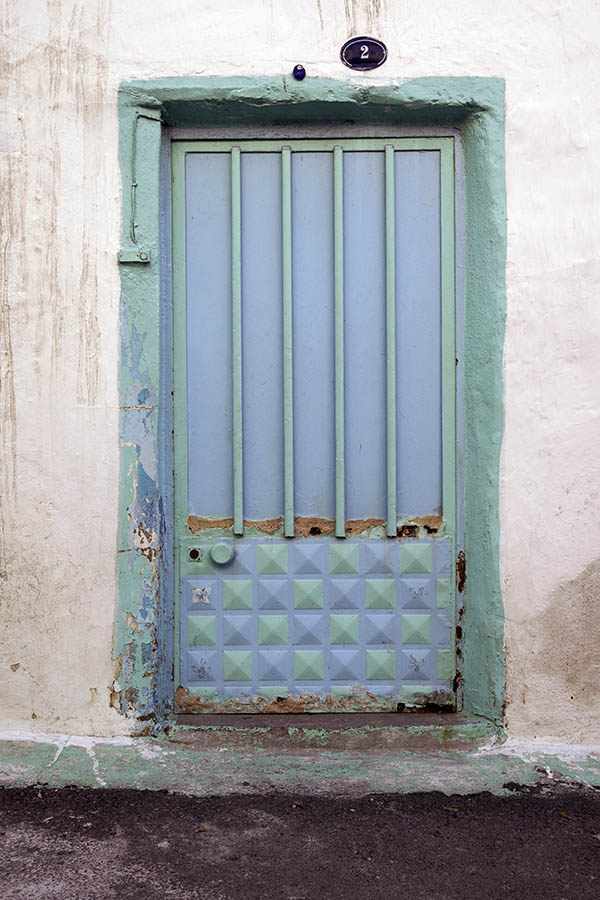 Photo 26569: Light green and light blue, grated metal door