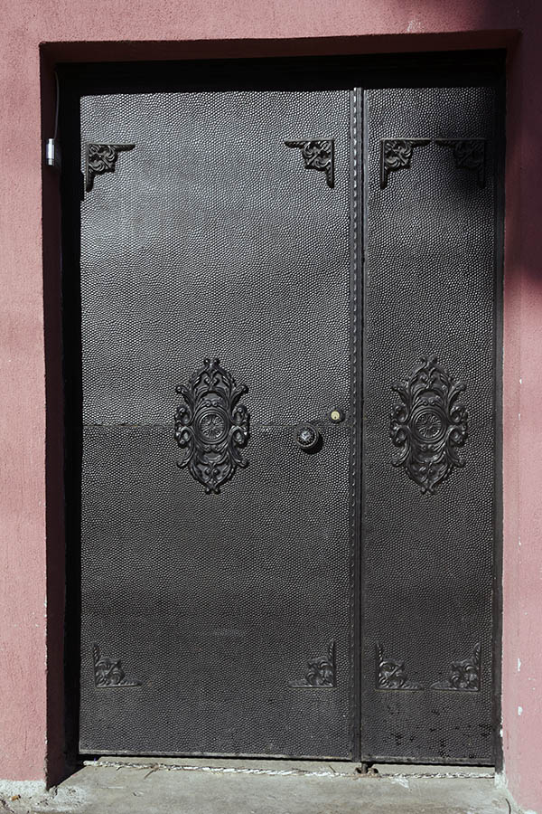 Photo 26579: Black metal door with sidepiece