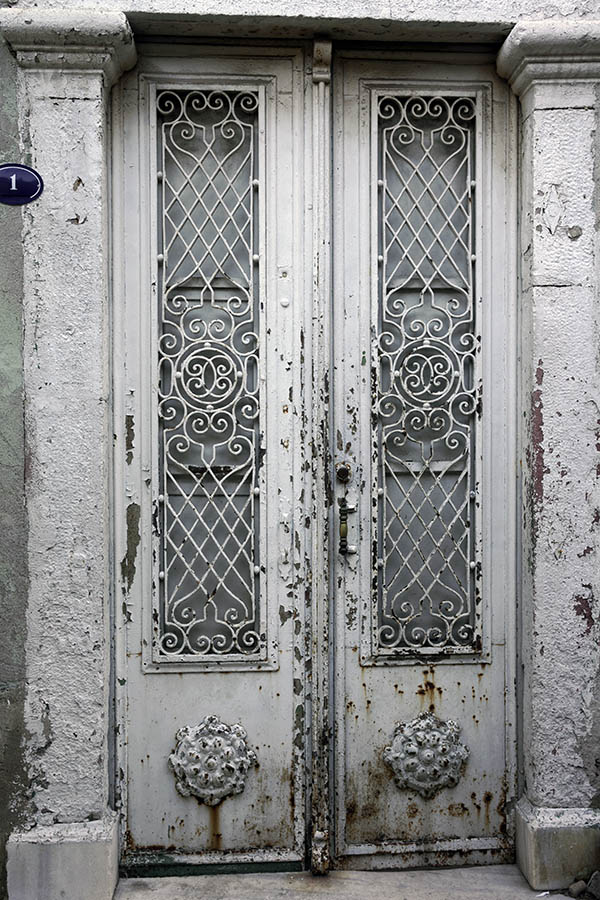 Photo 26596: Worn, white double door with lattice
