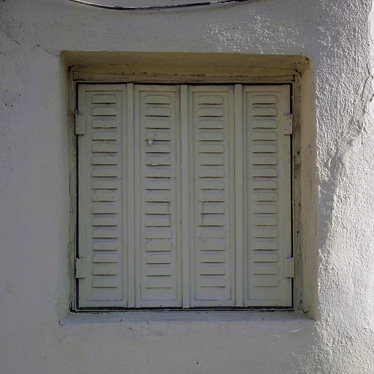 Photo 26631: Light yellow, metal double shutters