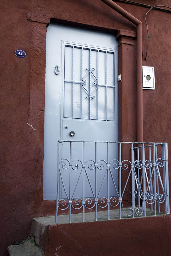Photo 26633: Light blue metal door with lattice