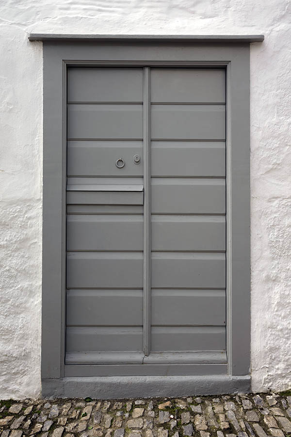 Photo 26766: Narrow, grey double door