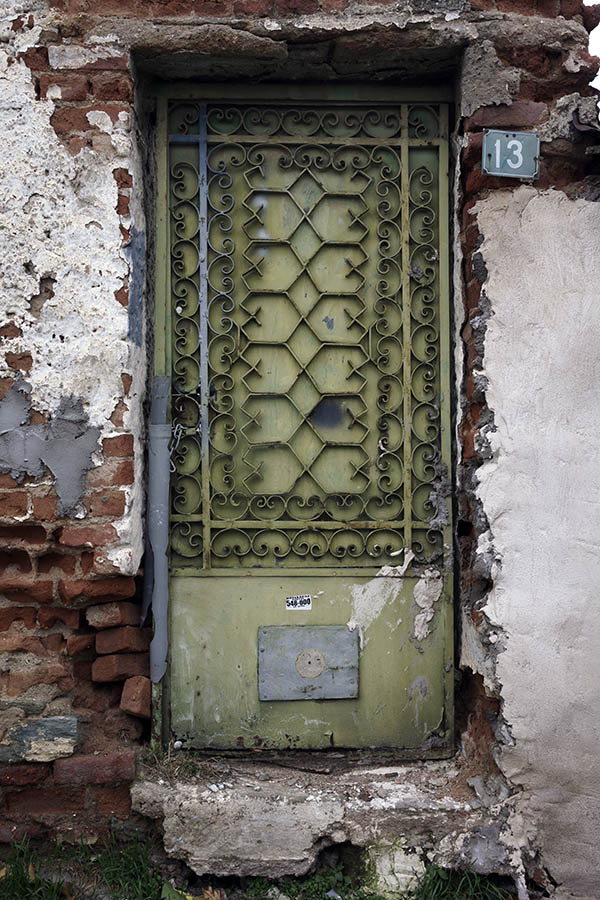 Photo 26917: Light green metal door with lattice