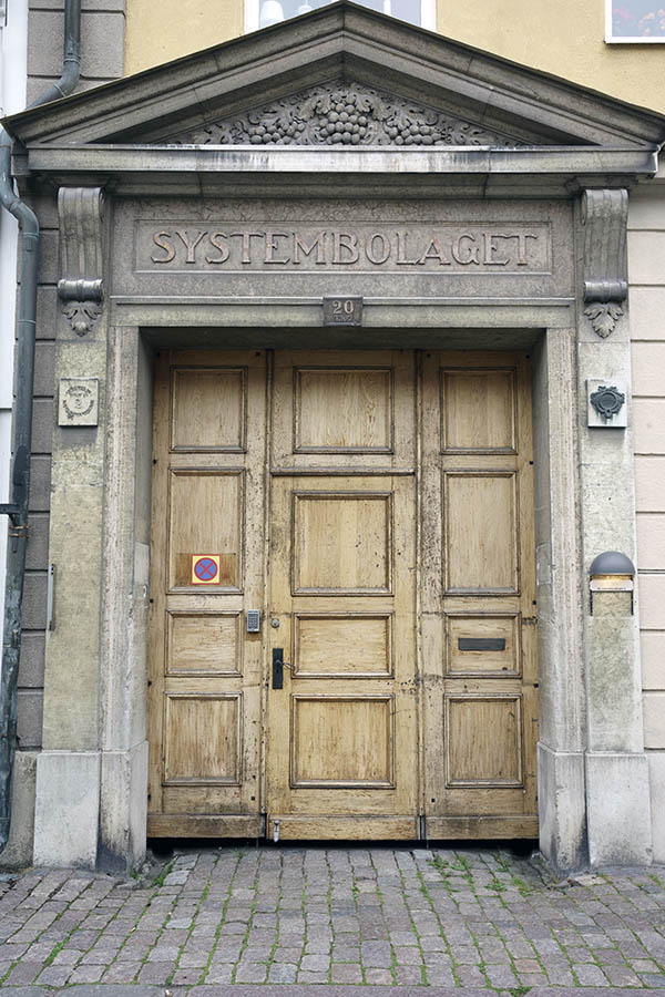Photo 26984: Lacquered, panelled gate with minor door