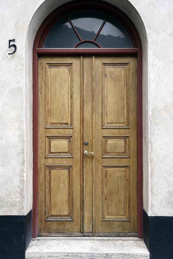 Photo 27078: Panelled, lacquered double door with red frame and fan light
