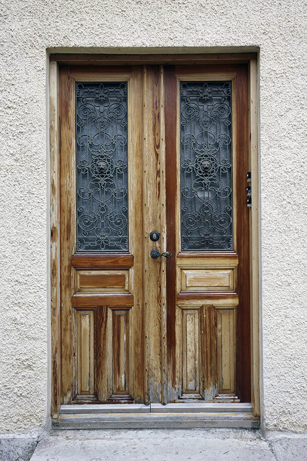 Photo 27081: Panelled, lacquered double door with black lattice