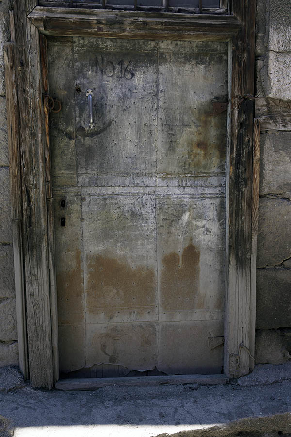 Photo 27376: Decayed, unpainted door