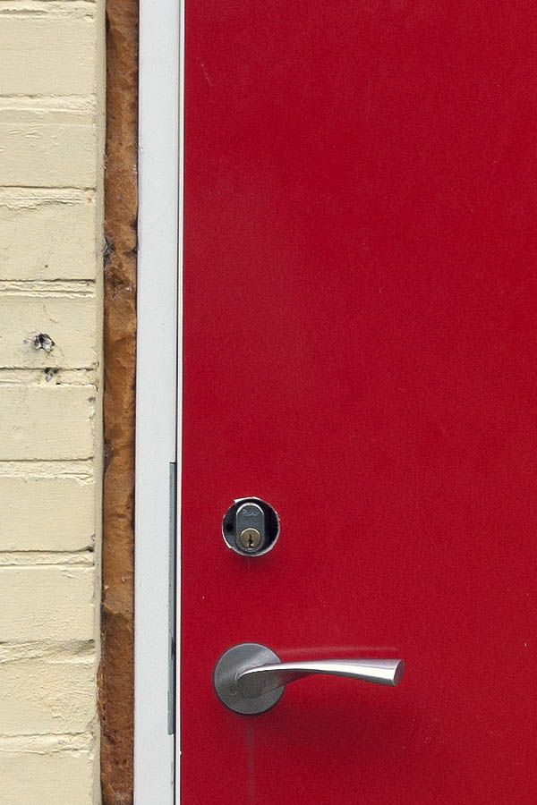 Photo 09102: Red plate door with three yellow circles