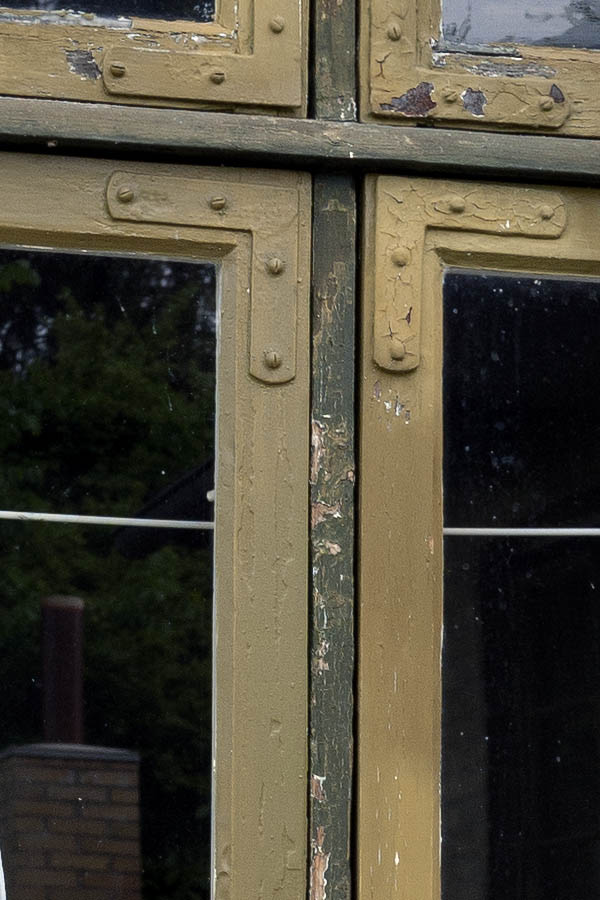 Photo 11153: Brown and dark green window in Dannebrog style
