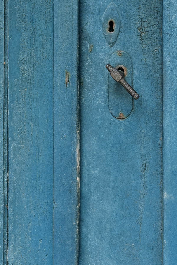 Photo 11288: Blue door made of planks with sidepiece