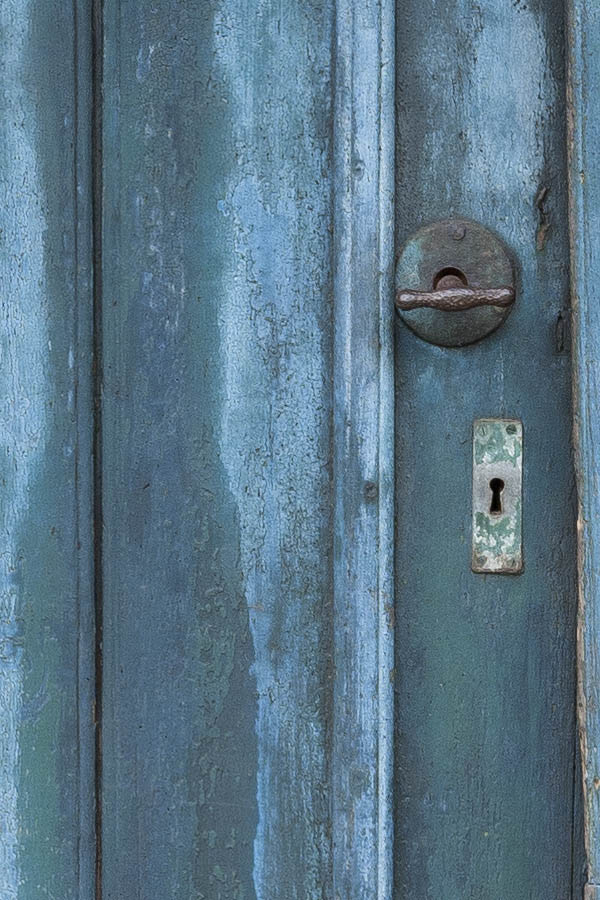 Photo 11305: Teal door made of planks with sidepiece
