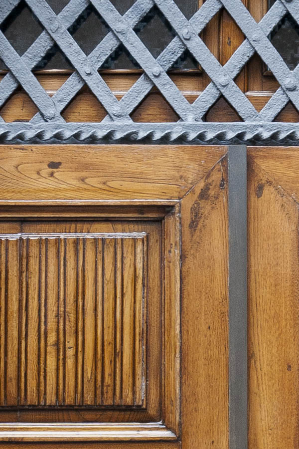 Photo 14908: Panelled, lacquered double door with barred fan light