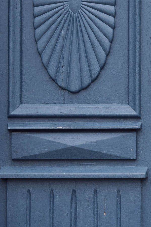 Photo 18284: Panelled, blue Simrishamn double door with formed door lights