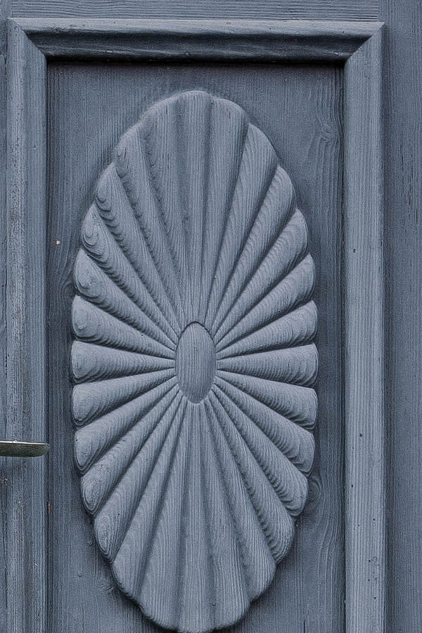 Photo 18512: Panelled, teal Simrishamn double door with formed door lights