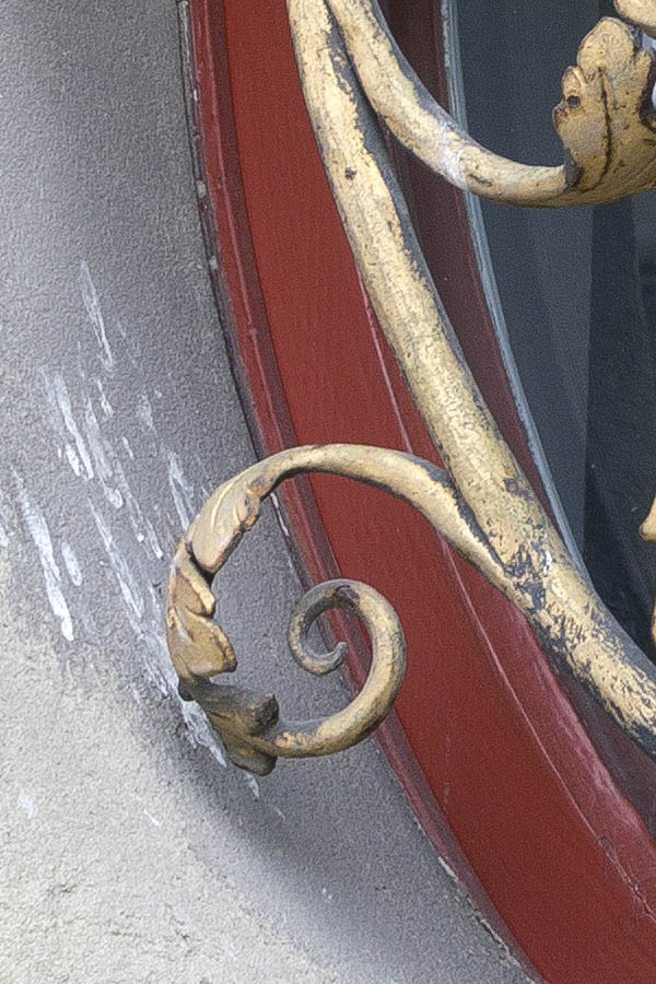 Photo 23870: Formed, oval, red, latticed window
