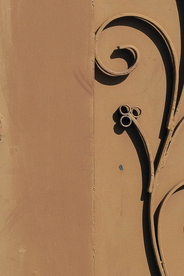 Photo 24065: Light brown, latticed plate metal door