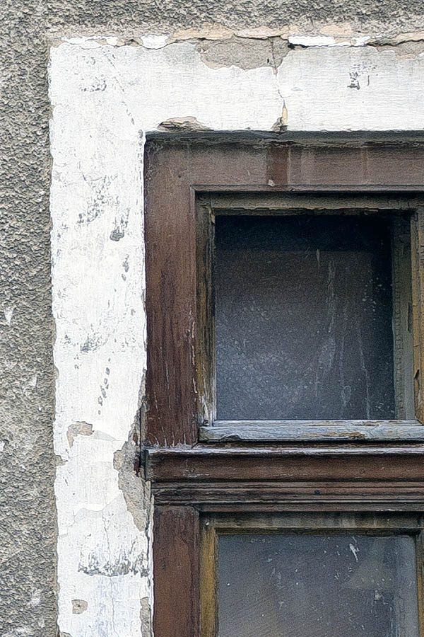 Photo 25391: Grey facade with three brown windows and a panelled door