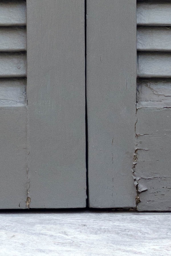 Photo 26830: Narrow, folded, grey double shutters