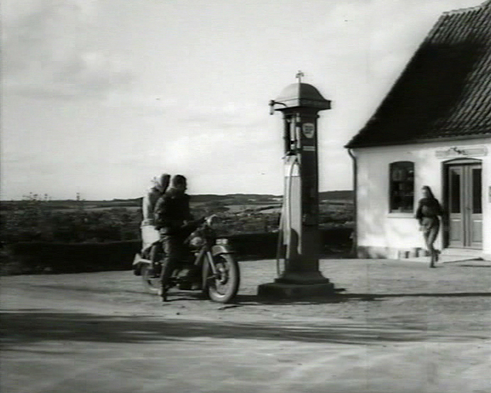 Stop for benzin ved Øksnebjerg - Refuelling at Øksnebjerg