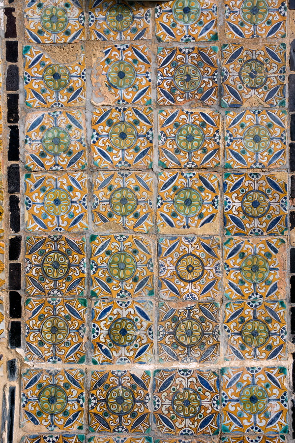 Photo 24501: Wall with hand-painted, detailed tiles in brown and blue pattern