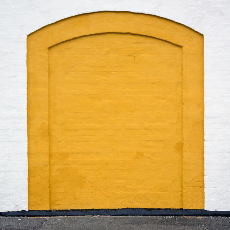 Photo 25114: Brick wall painted white with yellow indentation